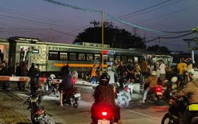 Detik-Detik Truk Dihantam Kereta Api di Semarang Terekam CCTV, Palang Diduga Terlambat Ditutup - JPNN.com Jateng