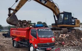 DLH Kabupaten Bekasi Angkut 150 Ton Limbah Bangunan Liar di Sepanjang Kali Cikarang - JPNN.com Jabar