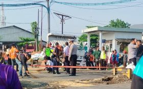 Ngeri! Truk Bermuatan Kedelai Disambar KA Harina di Semarang, 1 Orang Tewas - JPNN.com Jateng