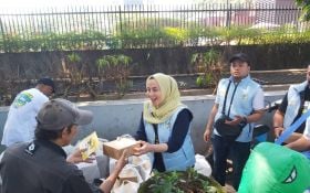 Gaet Simpati Warga, Sukarelawan Balad Kang Arfi dan Teh Yena Bagikan Nasi Kotak Gratis di Bandung - JPNN.com Jabar