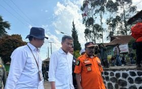 Tinjau Lokasi Gempa Bumi di Bandung, Bey Machmudin Ingatkan Petugas Harus Sigap Bantu warga - JPNN.com Jabar