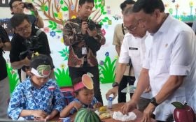 Wiranto Tinjau Uji Coba Program Makan Gratis Bergizi di Solo - JPNN.com Jateng