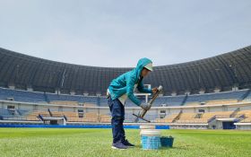 Kementerian PUPR Benahi Rumput dan Pencahayaan di Stadion GBLA - JPNN.com Jabar