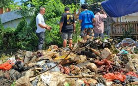 Respons Aduan Warga, Bang HM Turun Gunung Bebersih Sungai Penyebab Banjir di Kelurahan Tengah Cibinong - JPNN.com Jabar