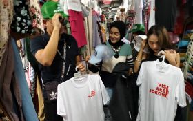 Influencer Solo Berburu Pakaian Bercorak Jokowi di Pasar Klewer Solo - JPNN.com Jateng