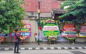 Ratusan Karangan Bunga Banjiri Rumah Jokowi di Sumber Solo - JPNN.com Jateng