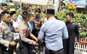 Momen Salat Jumat Jokowi & Kaesang di Solo Diwarnai Aksi Ricuh - JPNN.com Jateng