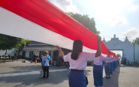 Hari Sumpah Pemuda, Keraton Surakarta Bentangkan Bendera Merah Putih 100 Meter - JPNN.com Jateng