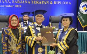 Momen Spesial Wisuda ke-82 Udinus: Guru Besar Baru Diperkenalkan - JPNN.com Jateng