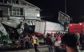 Kecelakaan di Turunan Silayur Semarang, Sopir Truk Terjepit, Dua Orang Tewas - JPNN.com Jateng