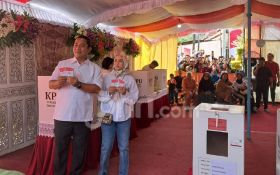 Kompak Berbaju Putih, Hendi & Sang Istri 'Nyoblos' di TPS 03 Lempongsari Semarang - JPNN.com Jateng