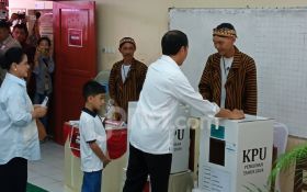 Salurkan Hak Pilih di TPS 12 Sumber Solo, Jokowi Ajak Jan Ethes - JPNN.com Jateng