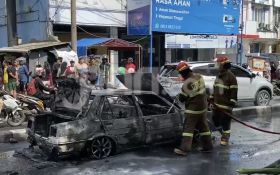 Belum 1 Hari Dibeli, Sebuah Mobil Hangus Terbakar di Jalan Margonda - JPNN.com Jabar