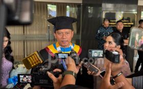 Terharu di Wisuda, AHY Berkaca-Kaca Ingat Sang Ibunda - JPNN.com Jatim