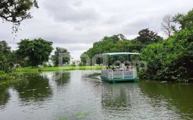 Menikmati Kemegahan Istana Presiden dari Perahu Cinta di Danau Gunting Kebun Raya Bogor - JPNN.com Jabar