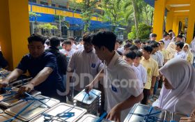 Ribuan Porsi Makan Bergizi Gratis Dibagikan ke Sekolah Muhammadiyah 2 Sidoarjo - JPNN.com Jatim