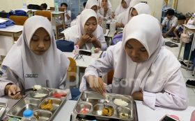 Kata Siswa SMA di Sidoarjo Soal Makan Bergizi Gratis Perdana, Porsi Kurang Banyak - JPNN.com Jatim