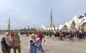 Suasana Masjid Raya Al Jabbar saat Libur Isra Mikraj - JPNN.com Jabar