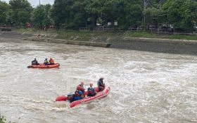 Belum Ditemukan, Pencarian Kakek Tenggelam di Sungai Jagir Dilanjutkan Besok - JPNN.com Jatim