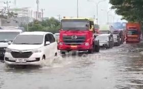 Banjir Rendam Jalan Raya Kaligawe Semarang, Lalu Lintas Lumpuh - JPNN.com Jateng