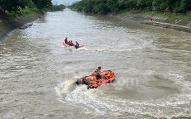 Hari Kedua Pencarian Kakek Tenggelam di Sungai Jagir Wonokromo Dibantu Drone - JPNN.com Jatim