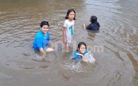 Belajar di Rumah, Anak-anak Ceria Menyambut Banjir Semarang - JPNN.com Jateng