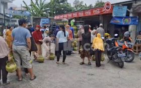 Gas Elpiji 3 Kilogram Langka, Warga Depok Serbu Pangkalan - JPNN.com Jabar