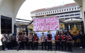 Demo Prabowo-Gibran Mencekik Rakyat di Semarang, Balai Kota Dikepung Mahasiswa - JPNN.com Jateng