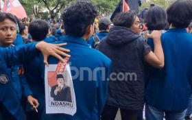 Semarang Menggugat: Lihat Poster Prabowo di Punggung Mahasiswa, Ada Kata 'Ndasmu' - JPNN.com Jateng