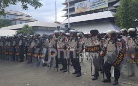 1.167 Polisi Kawal Demo Mahasiswa Terkait Efisiensi Anggaran di Semarang - JPNN.com Jateng