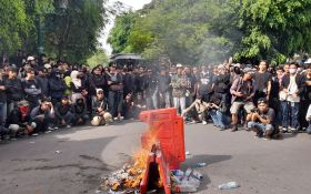 Jogja Memanggil Diwarnai Aksi Bakar Barrier di Depan Gerbang Istana Kepresidenan - JPNN.com Jogja