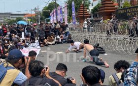 Teatrikal Warnai Aksi Indonesia Gelap di Depan Gedung DPRD Jatim    - JPNN.com Jatim