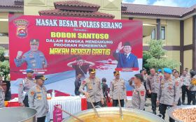 Sukseskan Program Prabowo, Kapolres Serang Gandeng YouTuber Buat Masak Besar - JPNN.com Banten