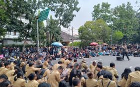 Unjuk Rasa Indonesia Gelap di DPRD Jabar Berakhir Tertib  - JPNN.com Jabar