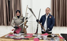 Polisi Amankan Belasan Sajam dan Senjata Api dari Pelaku Penyerangan di Sukmajaya Depok - JPNN.com Jabar