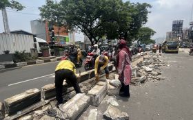 Gegara Hal Ini, DPUPR Depok Bongkar Separator di Jalan Margonda - JPNN.com Jabar