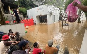 Ogah Ambil Pusing, Warga Depok Pilih Memancing di Tengah Genangan Banjir - JPNN.com Jabar