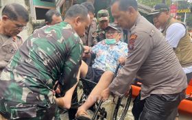 Petugas Gabungan Mengevakuasi Warga Sakit dan Terjebak Banjir di Perumahan Sawangan Asri Depok - JPNN.com Jabar