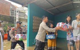 Polres Metro Depok Berikan Bantuan untuk Korban Banjir di Kecamatan Sawangan - JPNN.com Jabar