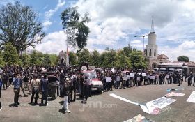 Demo UU TNI, Massa Aksi Desak Prabowo-Gibran Dimakzulkan - JPNN.com Jogja