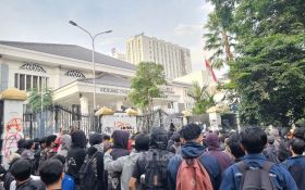 Demonstrasi Tolak UU TNI Kembali Menggelora di Bandung, Gedung DPRD Jabar Dilempar Bom Molotov - JPNN.com Jabar