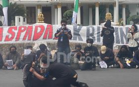 Demo Tolak UU TNI di Grahadi Surabaya Dibuka dengan Bakar Ban & Aksi Teatrikal - JPNN.com Jatim