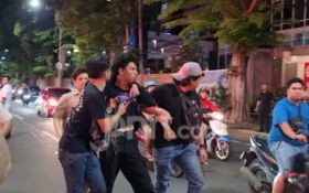 Demo Tolak UU TNI di Surabaya Ricuh, 25 Massa Aksi Ditangkap  - JPNN.com Jatim