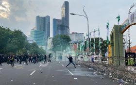 Demo Tolak UU TNI di Surabaya Ricuh, Massa Lempar Botol hingga Flare - JPNN.com Jatim