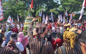Mayday 2025, Buruh Berpakaian Tradisional Jawa Gemborkan Upah Jateng Terendah - JPNN.com Jateng
