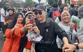 Ayah Ojak Jadi Pusat Perhatian CFD Depok, Warga Antre Minta Foto! - JPNN.com Jabar