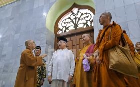 Rombongan Bhikkhu Thudong Singgah di Masjid Agung Semarang, Kagum dan Terkesan - JPNN.com Jateng