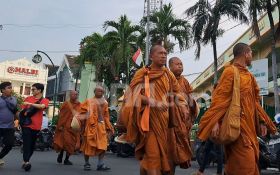 Langkah Bhikku Thudong: Kampanye Toleransi Beragama di Indonesia - JPNN.com Jateng