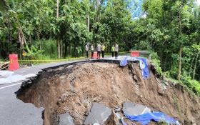 Jalan di Kulon Progo Ini Ambrol, Tak Bisa Dilewati - JPNN.com Jogja