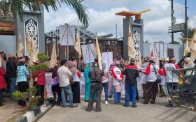 Massa Serikat Petani Indonesia Gelar Unjuk Rasa di DPRD Kaltim, Ini Tuntutannya - JPNN.com Kaltim